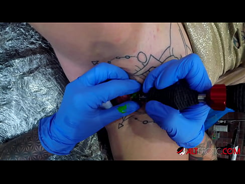 ❤️ Sully Savage, o bunăciune extrem de tatuată, și-a făcut un tatuaj pe clitorisul ei at porn ro.muitohentai.ru ❌️